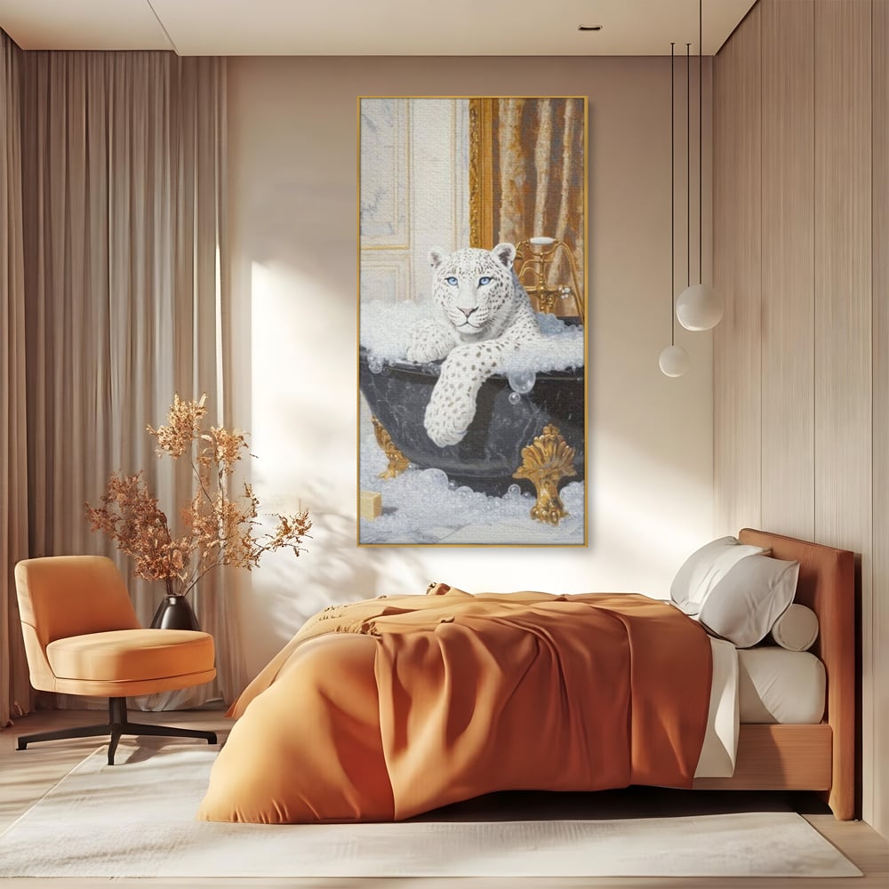 Tablou canvas cu tablou canvas cu leopard alb in cada, in rama de aluminiu auriu, pe perete intr-un dormitor